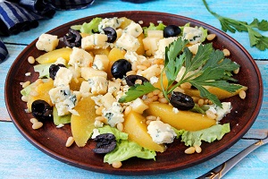 Салат с персиками и сыром