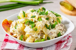 Салат с рыбой горячего копчения и картофелем