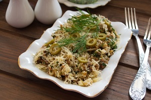 Салат с сайрой и сыром
