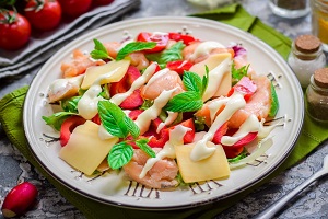Салат с соленой красной рыбой