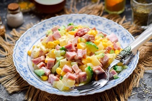 Салат с ветчиной кукурузой и ананасом