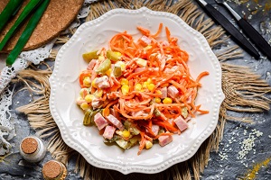 Салат с ветчиной морковью и кукурузой