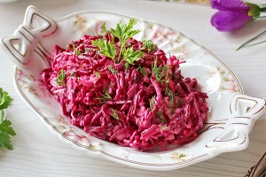 Салат со свеклой и копченым сыром