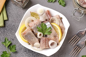 Селедка маринованная с лимоном и луком