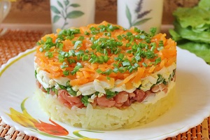 Слоеный салат с копченой горбушей