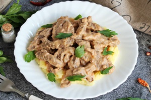 Свиная печень по-строгановски