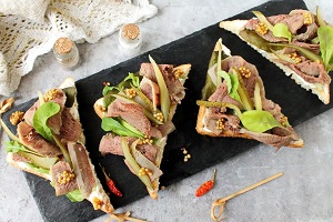 Брускетты с говяжьим языком и корнишонами