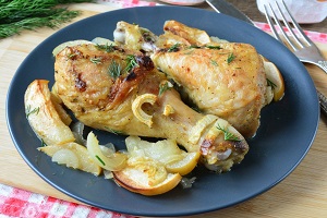 Куриные голени с яблоками в духовке