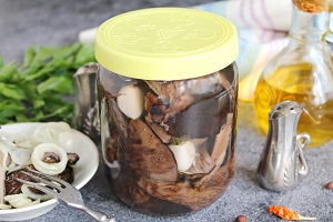 Маринованные черные грузди