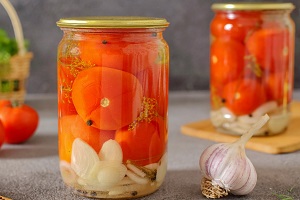 Маринованные помидоры с луком и чесноком на зиму