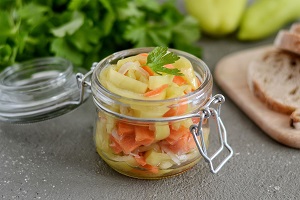 Маринованный перец с морковью