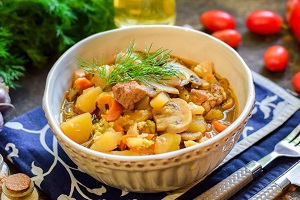 Овощное рагу с мясом и грибами