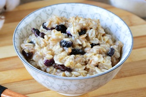 Овсяная каша с изюмом