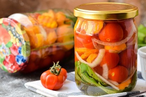 Помидоры с морковкой и луком на зиму