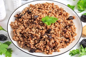 Постная гречневая каша с черносливом