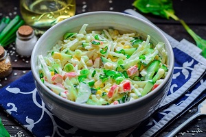 Салат с крабовыми палочками кукурузой огурцом и капустой