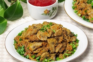 Салат с куриной печенью и грибами