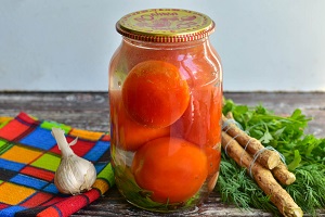Соленые помидоры с чесноком и хреном