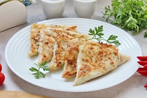 Треугольники из лаваша с начинкой из сыра и колбасы