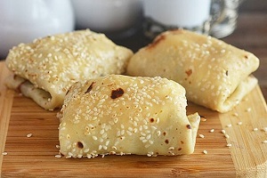 Творожные блины с кунжутом и изюмом