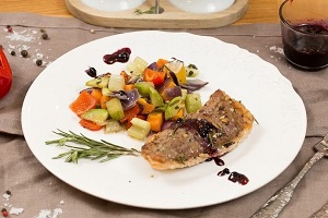 Утиная грудка с брусничным соусом