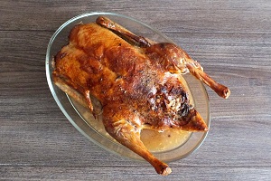 Утка фаршированная гречкой и яблоками