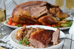 Утка с яблоками и гречкой в духовке