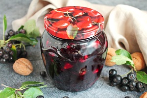Варенье из черноплодной рябины с грецким орехом
