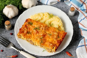 Фарш в духовке с сыром и сметаной