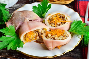 Кальмар фаршированный гречкой
