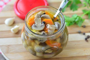Маринованные грибы с морковью