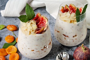 Мюсли в йогурте с инжиром курагой и миндалем