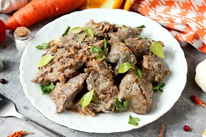 Печень индейки с морковью и луком в сметане