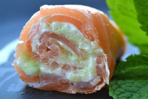 Рулет из лосося со сливочным сыром