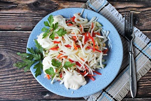 Салат из дайкона с кальмарами