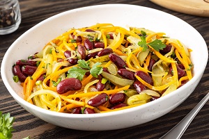 Салат из фасоли с морковью и луком