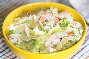 Салат с капустой и креветками