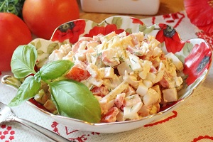 Салат с крабовым мясом и помидорами