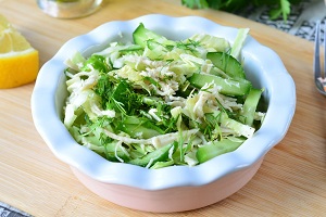 Салат с курицей и белокочанной капустой