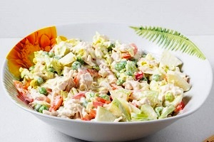 Салат с куриной грудкой и зеленым горошком