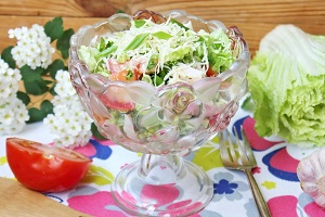 Салат с пекинской капустой и копченой курицей