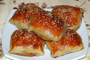 Самса из слоеного теста с фаршем