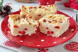 Творожная запеканка с макаронами и вишней