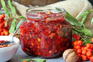 Варенье из красной рябины с грецкими орехами
