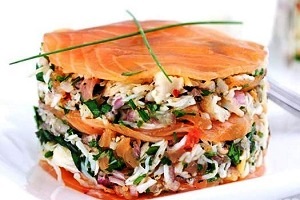 Закуска из краба и копченого лосося
