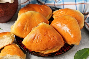 Дрожжевые пирожки с куриными желудками и кабачками