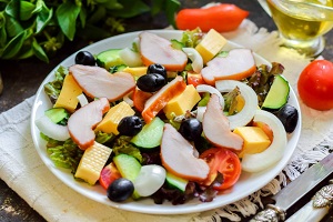 Греческий салат с копченой курицей
