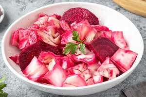 Капуста со свеклой и чесноком быстрого приготовления