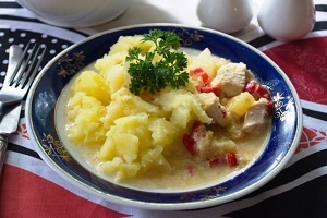 Курица с овощами и ананасами