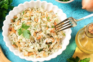 Квашеная капуста с растительным маслом и луком